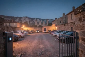Parking sécurisé de nuit aux Baux-de-Provence avec portail et caméras de surveillance