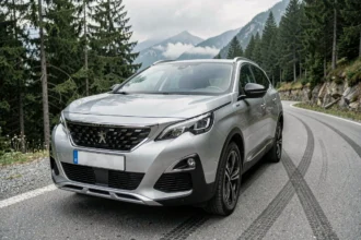 Peugeot 3008 Hybrid 136 e-DCS6 garée sur une route de montagne sinueuse entourée de forêts de pins, vue trois quarts avant